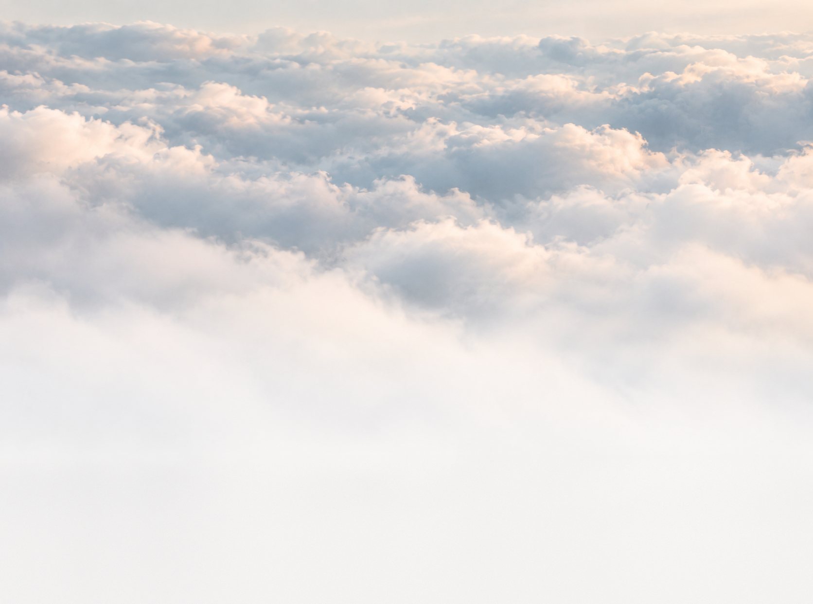 Entre las nubes: cielo celeste y nubes blancas iluminadas por luz suave